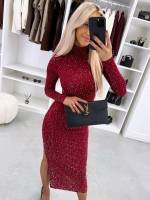 Tumepunane Venivast Kangast Kivide Ja Lõhikuga Kleit