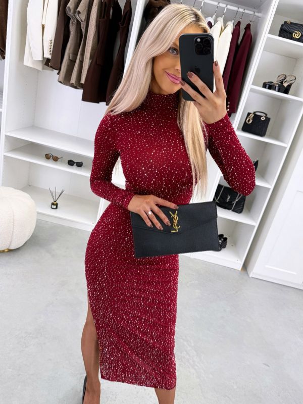 Tumepunane Venivast Kangast Kivide Ja Lõhikuga Kleit