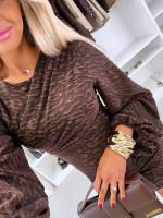 Juoda Tampraus Silueto Suknelė Su Platėjančiomis Rankovėmis