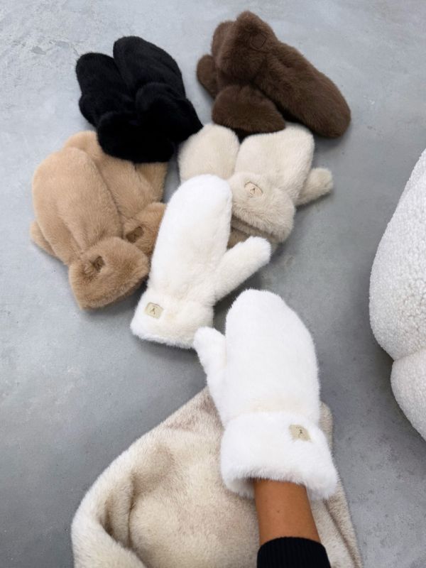 Balta Minkštos Ir Jaukios Pirštinės