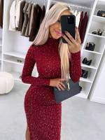 Tumepunane Venivast Kangast Kivide Ja Lõhikuga Kleit