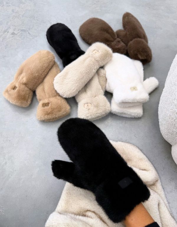 Juoda Minkštos Ir Jaukios Pirštinės