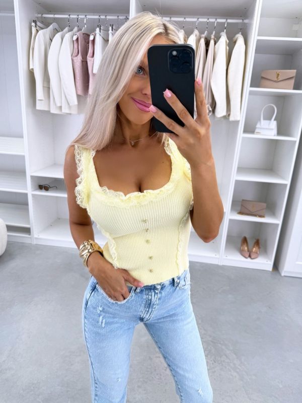 Kollane Pitsist äärega Veniv Top