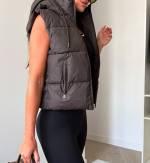 Must Vetthülgavast Kangast Vest