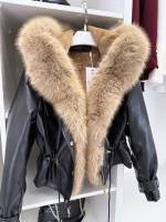 Tamsiai Raudona Reguliuojamo Liemens Parka Su Prabangiu Dirbtiniu Kailiu