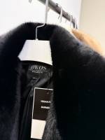 Melns Grezns Ziemas Mētelis Ar Sasienamu Jostu Priekšpusē