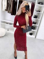 Tumepunane Venivast Kangast Kivide Ja Lõhikuga Kleit