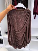 Juoda Tampraus Silueto Suknelė Su Platėjančiomis Rankovėmis