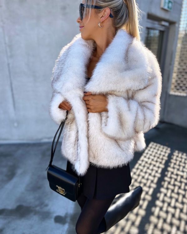 Šviesiai Smėlio Spalvos Luxurious Short Fur Coat