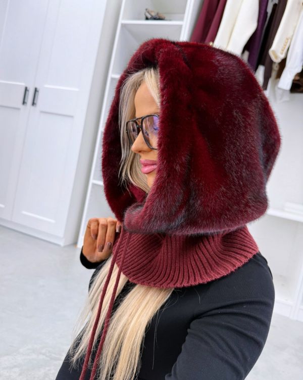 Tumepunane Kaelusega Müts