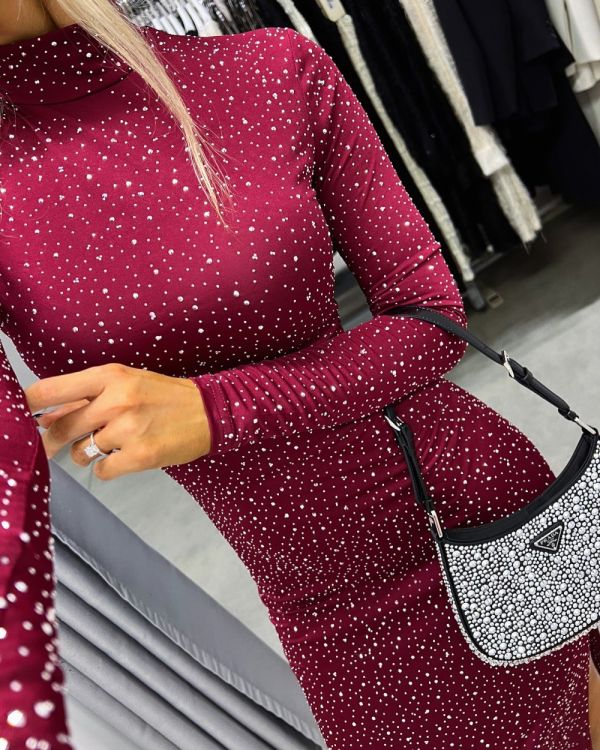 Tumepunane Venivast Kangast Kivide Ja Lõhikuga Kleit