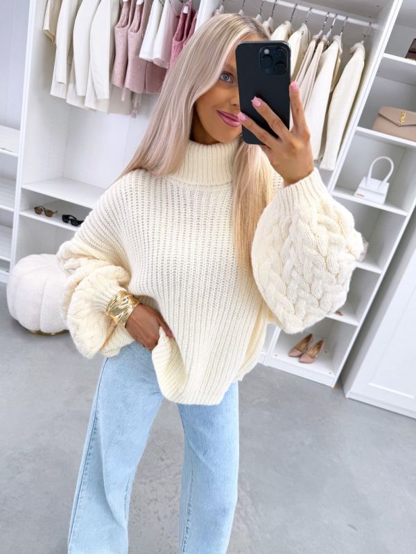 Gaiši Bēša Oversize Adījums Ar Augstu Apkakli